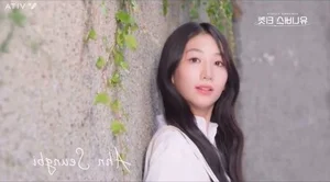 Radiant 15-Year-Old Idol Visuals: A Closer Look at Her Ethereal Stage Style-1