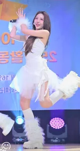 Radiant 15-Year-Old Idol Visuals: A Closer Look at Her Ethereal Stage Style-2