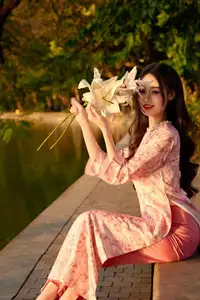 Captivating Vietnamese Beauty in Pink Ao Dai by the Lakeside at Sunset-4