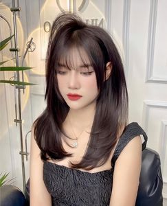 Beautiful Girl: Youthful Short Layered Hair & Dynamic Style - Beautiful Girl Photo-4