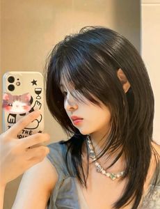 Beautiful Girl: Youthful Short Layered Hair & Dynamic Style - Beautiful Girl Photo-0