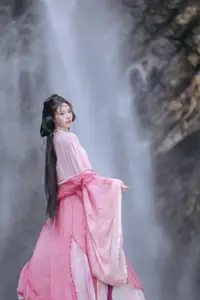 YiTuYu Vol8765 Yi Xiao Zhi Zhi Zhi Zhi Ethereal Pink Hanfu Beauty by the Waterfall-4