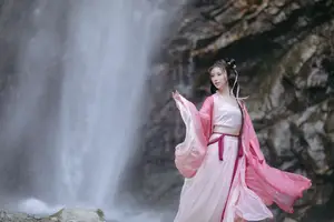 YiTuYu Vol8765 Yi Xiao Zhi Zhi Zhi Zhi Ethereal Pink Hanfu Beauty by the Waterfall-5
