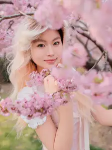 YiTuYu Art Language Vol.8665: Ten Ten's Radiant Beauty Amidst Cherry Blossoms - Captivating Spring Portrait-0