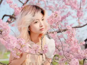 YiTuYu Art Language Vol.8665: Ten Ten's Radiant Beauty Amidst Cherry Blossoms - Captivating Spring Portrait-11