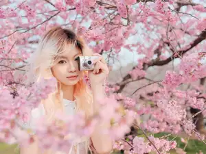YiTuYu Art Language Vol.8665: Ten Ten's Radiant Beauty Amidst Cherry Blossoms - Captivating Spring Portrait-5