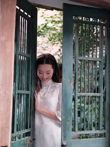 Karen Nguyen radiates timeless elegance in a pure white traditional Ao Dai-2