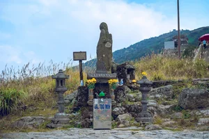 Ultimate Travel Guide to Yen Tu Mountain: Exploring the Spiritual Buddhist Capital of Vietnam with Ancient Pagodas and Scenic Hiking Trails-8