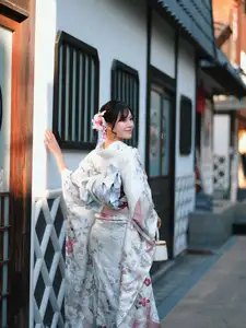 Viet Phuong Thoa: Enchanting Beauty in Traditional Japanese Kimono.-8
