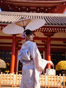 Viet Phuong Thoa: Enchanting Beauty in Traditional Japanese Kimono.-1