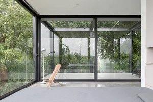 Minimalist Sanctuary: Elevating Modern Living with Floor-to-Ceiling Glass Walls and Lush Indoor Greenery-19