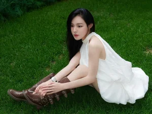 Stunning Summer Style: Tran Bich Hanh’s Chic Bikini Look and Fitness Inspiration for Your Next Tropical Beach Getaway-6