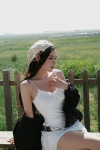 Stunning Summer Style: Tran Bich Hanh’s Chic Bikini Look and Fitness Inspiration for Your Next Tropical Beach Getaway-8