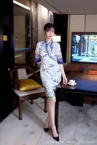 XiuRen No.10741 Yue Er Yue Er: Elegant Asian Charm in Modern Cheongsam Amidst City Night-37