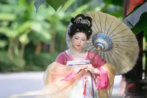 YiTuYu Vol.8697: Zi Xiao Xun – Elegant Hanfu Beauty Blooms in a Timeless Garden Scene-6