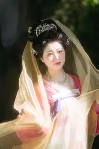 YiTuYu Vol.8697: Zi Xiao Xun – Elegant Hanfu Beauty Blooms in a Timeless Garden Scene-1