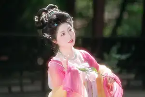 YiTuYu Vol.8697: Zi Xiao Xun – Elegant Hanfu Beauty Blooms in a Timeless Garden Scene-15