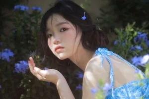 Radiant Summer Portraits: YiTuYu Art Language Vol.9384 Featuring Bu Shi Jiang Zi in Sun-Drenched Blue Snowflake Aesthetic-1