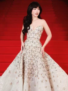 Stunning Red Carpet Elegance: Khả Ngân Shines as a Cinematic Muse in a Breathtaking Evening Gown and High-Fashion Glamour-10