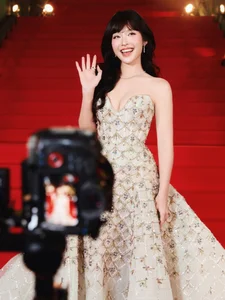 Stunning Red Carpet Elegance: Khả Ngân Shines as a Cinematic Muse in a Breathtaking Evening Gown and High-Fashion Glamour-1