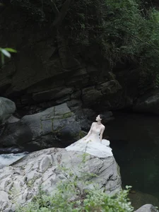 Man Moto Satomi in YiTuYu Art Language Vol.9227: Breathtaking Valley Portrait Series and Aesthetic Nature Photography-5