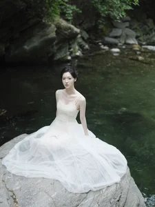 Man Moto Satomi in YiTuYu Art Language Vol.9227: Breathtaking Valley Portrait Series and Aesthetic Nature Photography-6