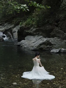 Man Moto Satomi in YiTuYu Art Language Vol.9227: Breathtaking Valley Portrait Series and Aesthetic Nature Photography-0