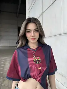 Thai Showbiz Star Prang Kannarun Flaunts Stunning Figure in Barcelona Jersey-3