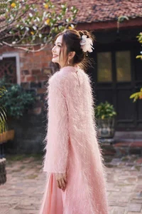 Elegant Pink Vietnamese Ao Dai - Traditional Silk Long Dress for Cultural Events and Timeless Asian Fashion-2