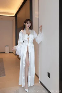 Elegant Muse: Lu Xuan Xuan Captures Modern Sophistication-6