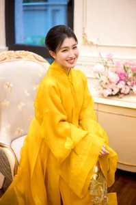 6 Stunning Vietnamese Actresses and Beauty Queens Born in the Year of the Horse: A Celebration of Style, Talent, and Elegance-13