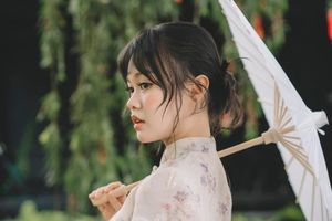 Elegant Ao Dai: Vietnamese Traditional Beauty in a Lush Garden-11