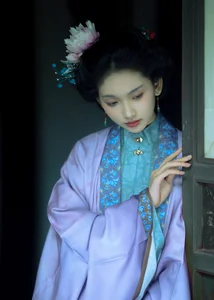 The Timeless Elegance of Er Yi Zhi in YiTuYu Art Language Vol.8877-5