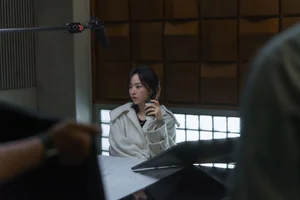 Exclusive Behind-the-Scenes Look: Shin Hae Sun and Lee Jun Hyuk in the New Netflix K-Drama Series The Art of Sarah-12