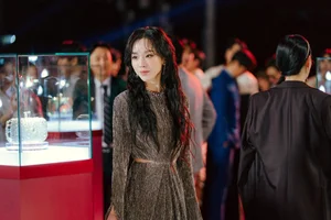 Exclusive Behind-the-Scenes Look: Shin Hae Sun and Lee Jun Hyuk in the New Netflix K-Drama Series The Art of Sarah-2