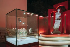 Exclusive Behind-the-Scenes Look: Shin Hae Sun and Lee Jun Hyuk in the New Netflix K-Drama Series The Art of Sarah-7