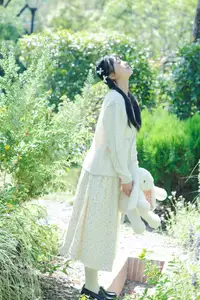 Yi Zhi Nuan Nuan's Poetic World: Dreamy Muse in a Green Garden YiTuYu Vol.8651-16