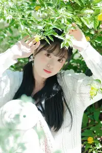 Yi Zhi Nuan Nuan's Poetic World: Dreamy Muse in a Green Garden YiTuYu Vol.8651-4