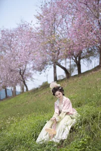 Ethereal Beauty Under Blossoms - YiTuYu Vol.8918 Jiu Shi Jiao Mei Nan A-16