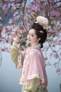 Ethereal Beauty Under Blossoms - YiTuYu Vol.8918 Jiu Shi Jiao Mei Nan A-26