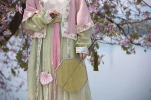 Ethereal Beauty Under Blossoms - YiTuYu Vol.8918 Jiu Shi Jiao Mei Nan A-14