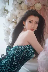 Dva Shines in Sparkling Emerald Dress: Captivating Fashion Portrait - YiTuYu Vol.8640-12