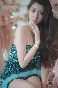 Dva Shines in Sparkling Emerald Dress: Captivating Fashion Portrait - YiTuYu Vol.8640-22