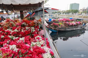 Vibrant Floating Flower Market in Ho Chi Minh City: A Traditional Lunar New Year Experience at Binh Dong Wharf, Vietnam-6