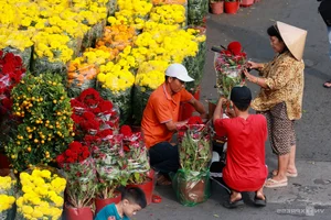 Vibrant Floating Flower Market in Ho Chi Minh City: A Traditional Lunar New Year Experience at Binh Dong Wharf, Vietnam-10