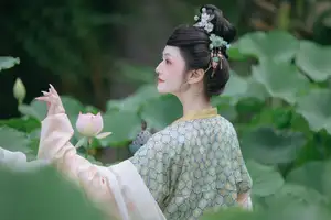 Chi Yan Zai Zhe Li in Lotus Pond, YiTuYu Vol.8730 | Captivating Ancient Beauty-0