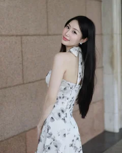 Effortless Elegance in Floral Halter Dress-6