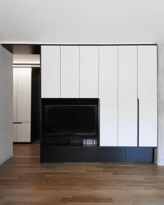 Milanese Minimalism: A Sun-Drenched 60m2 Apartment Redefined by Light and Iron Frames-8