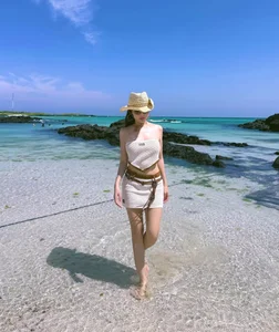 Huyen Baby radiates elegance in chic beachwear with a stunning summer vibe-1