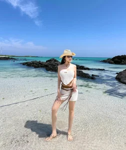 Huyen Baby radiates elegance in chic beachwear with a stunning summer vibe-11